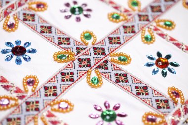 Beyaz kumaş üzerine nakış