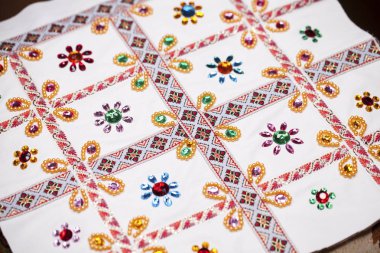 Beyaz kumaş üzerine nakış