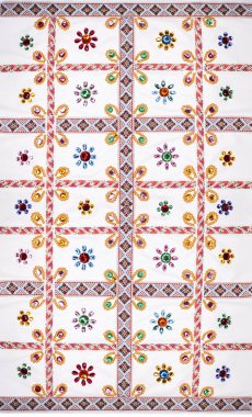 Beyaz kumaş üzerine nakış