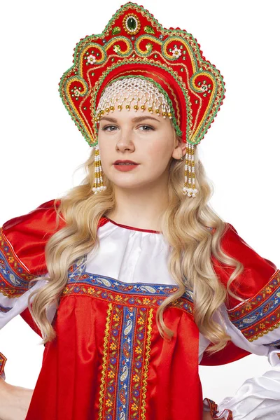 Orosz népviseletben jár, egy gyönyörű fiatal portréja — Stock Fotó
