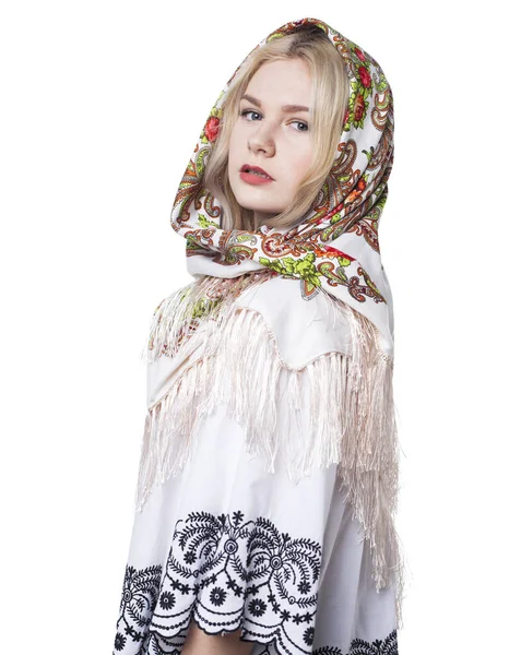 Παραδοσιακή Ρωσική λαϊκή φορεσιά, πορτρέτο του μια όμορφη νεαρή — Φωτογραφία Αρχείου