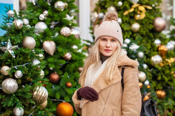 Donna felice in montone e cappello a maglia — Foto Stock