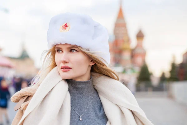 Ritratto di una giovane bella ragazza con un cappello bianco — Foto Stock