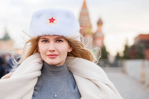 Ritratto di una giovane bella ragazza con un cappello bianco — Foto Stock