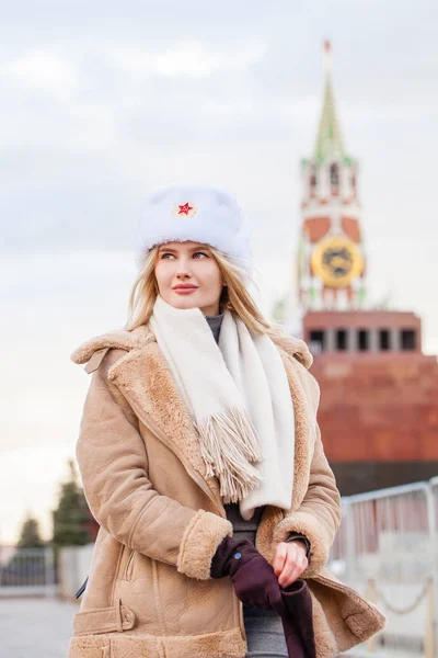 Portrait of a young beautiful girl in a white hat — Stock Photo, Image