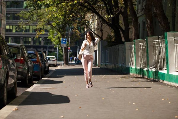 Sokakta yürüyen genç güzel esmer kadın — Stok fotoğraf