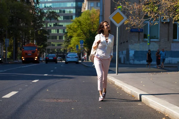 거리에 걸어 젊은 아름 다운 갈색 머리 여자 — 스톡 사진