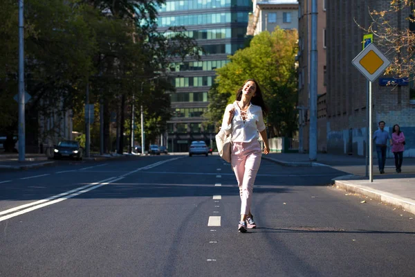 Μελαχρινή νεαρή όμορφη γυναίκα το περπάτημα στο δρόμο — Φωτογραφία Αρχείου