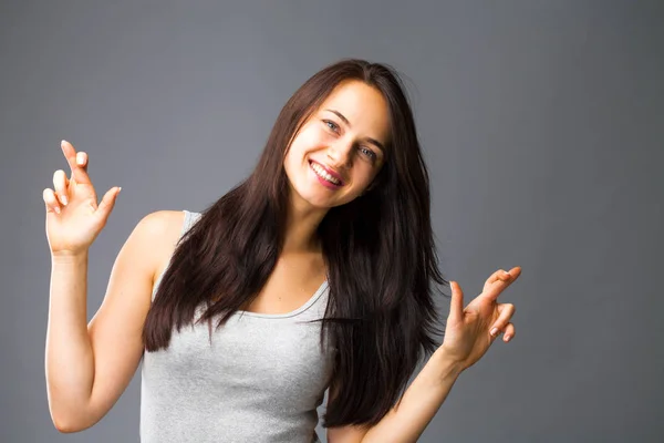 Emoties concept. Blij dat dark haired mooi tevreden meisje begg — Stockfoto