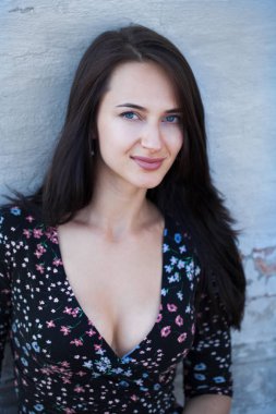 Genç ve güzel bir esmer kadının portresi.