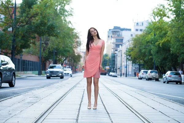 街を歩いて若い美しいブルネットの女性 — ストック写真
