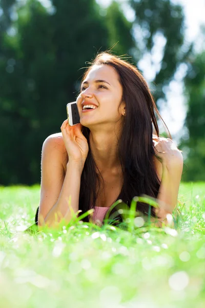 Счастливая красивая брюнетка девушка звонит по телефону — стоковое фото