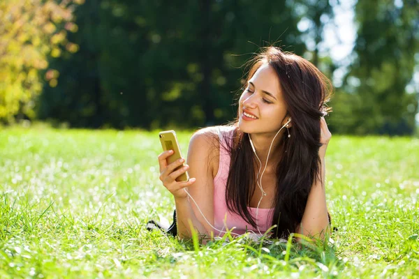 Szczęśliwy piękna brunetka dziewczyna rozmowa przez telefon — Zdjęcie stockowe