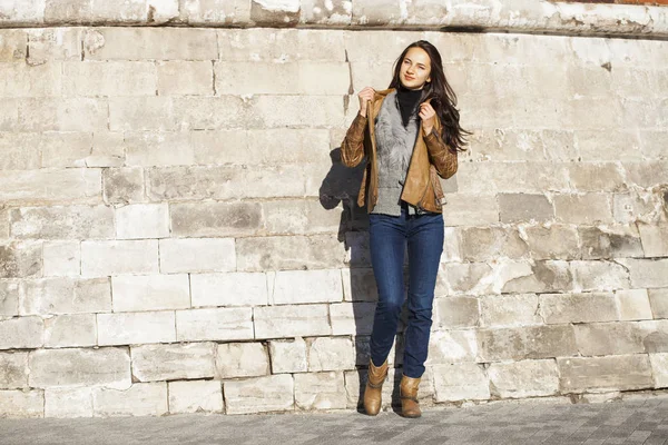 Joven mujer feliz en chaqueta de cuero marrón —  Fotos de Stock