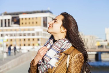Kahverengi deri ceket genç mutlu kadın 