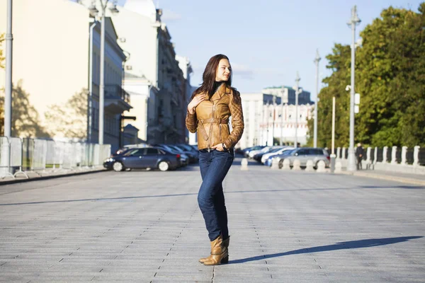 Joven mujer feliz en chaqueta de cuero marrón — Foto de Stock