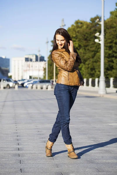 Giovane donna felice in giacca di pelle marrone — Foto Stock