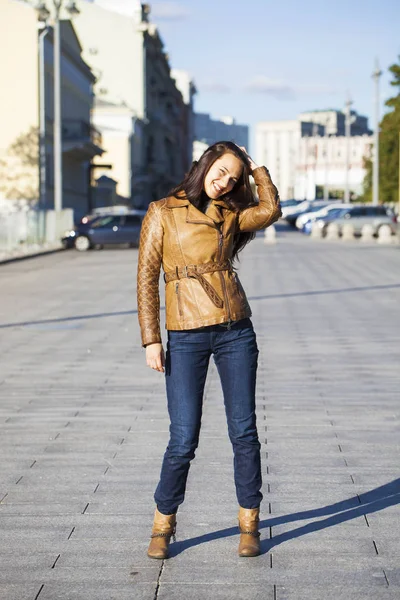 Joven mujer feliz en chaqueta de cuero marrón —  Fotos de Stock