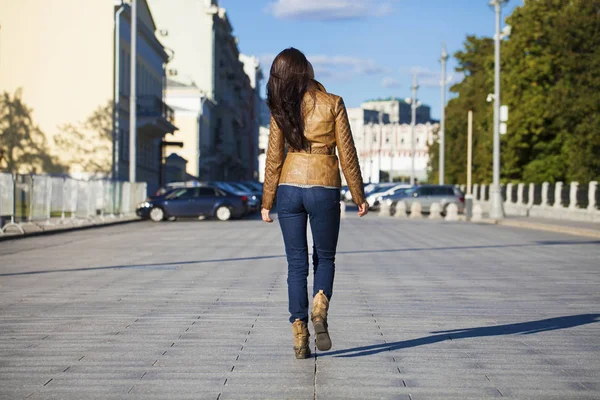 Joven mujer feliz en chaqueta de cuero marrón —  Fotos de Stock