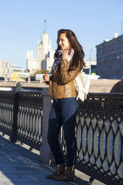Gelukkig jongedame in bruin lederen jas — Stockfoto