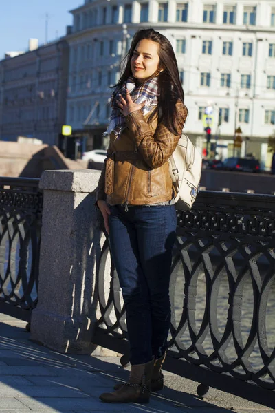 Joven mujer feliz en chaqueta de cuero marrón — Foto de Stock