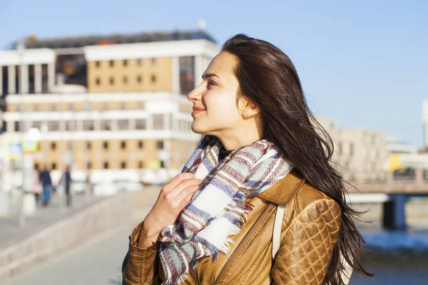 年轻快乐的女人，在棕色的皮夹克 — 图库照片