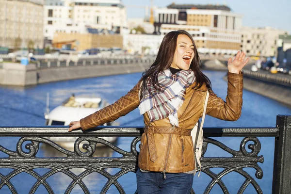 Joven mujer feliz en chaqueta de cuero marrón — Foto de Stock