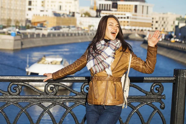 Junge glückliche Frau in brauner Lederjacke — Stockfoto
