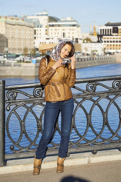 Joven mujer feliz en chaqueta de cuero marrón —  Fotos de Stock