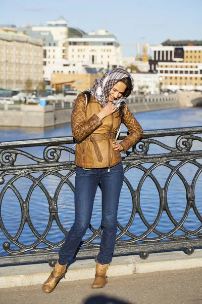 Молодая счастливая женщина в коричневой кожаной куртке — стоковое фото