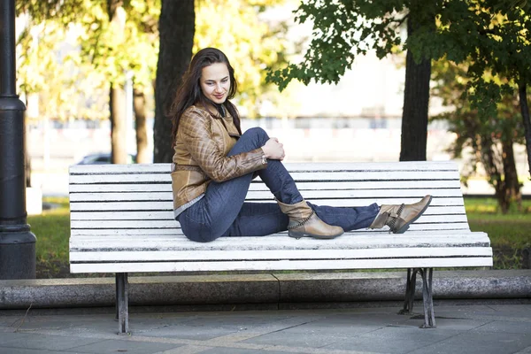 Porträt in voller Länge der jungen schönen Frau — Stockfoto