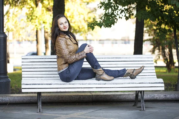 Portrait full length of young beautiful woman — Stock Photo, Image