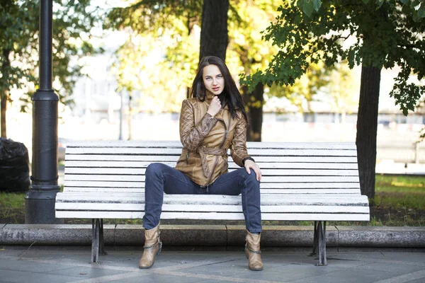 Retrato de longitud completa de la joven hermosa mujer —  Fotos de Stock