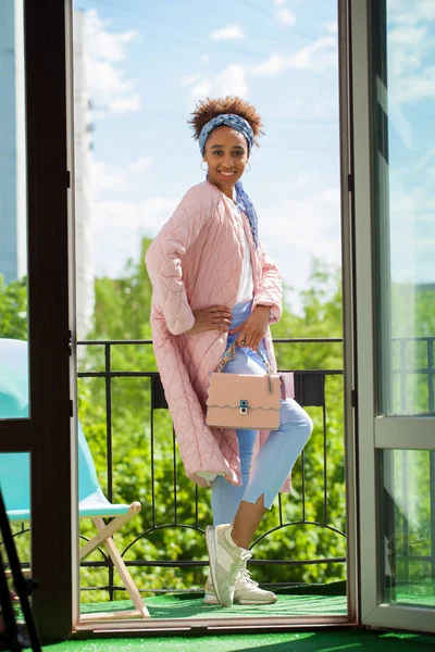Африканская модель женщины в розовой весенней куртке и голубых брюках — стоковое фото