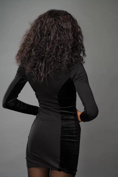 Afrikaanse brunette vrouw pronken haar lang krullend haar — Stockfoto