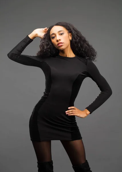 Joven hermosa mujer afroamericana — Foto de Stock