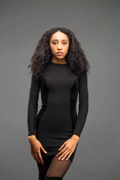 Ung vacker afroamerikanska kvinna — Stockfoto