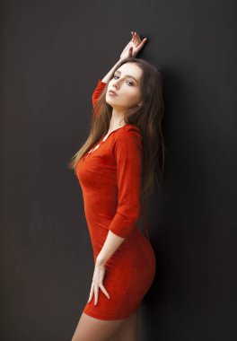 Kırmızı elbiseli genç güzel esmer model