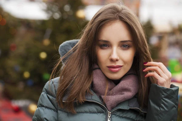 Detailní portrét mladé ženy v zimní péřová bunda — Stock fotografie