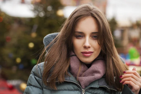 Retrato de cerca de una joven en la chaqueta de invierno —  Fotos de Stock