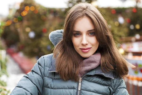 Portrait rapproché d'une jeune femme en duvet d'hiver — Photo