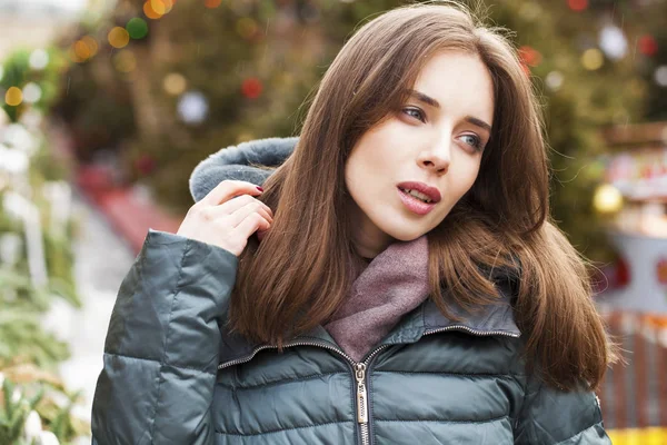 Närbild porträtt av en ung kvinna i vinter dunjacka — Stockfoto