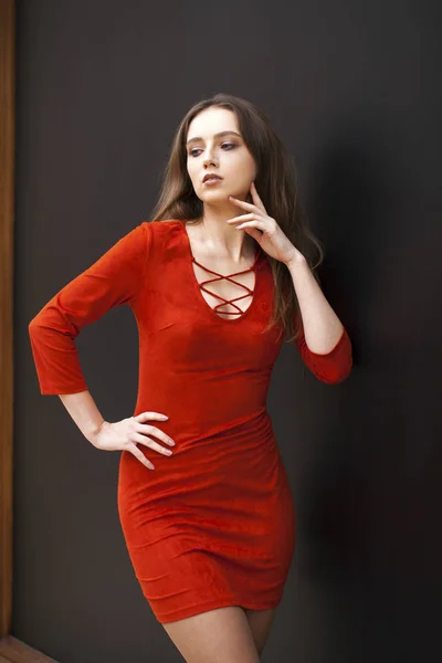 赤いドレスの若い美しいブルネットのモデル — ストック写真