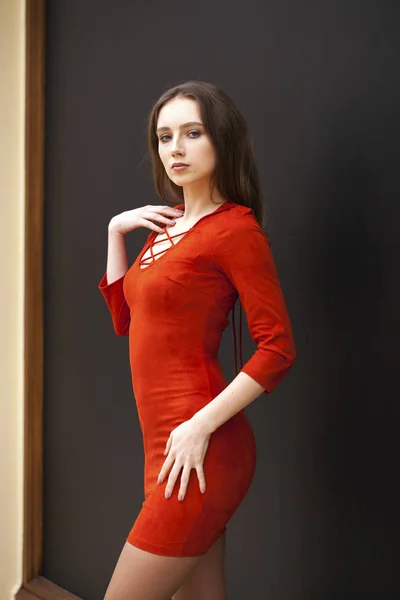 Junge schöne Brünette Modell in rotem Kleid — Stockfoto