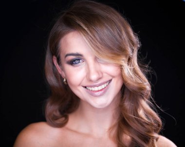 Uzun sarı saçlı güzel model closeup portresi 