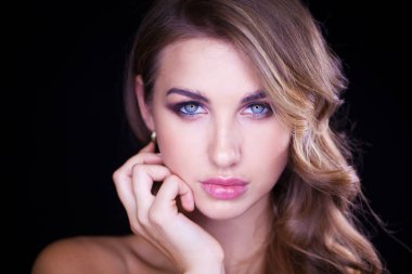 Uzun sarı saçlı güzel model closeup portresi 