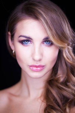Uzun sarı saçlı güzel model closeup portresi 
