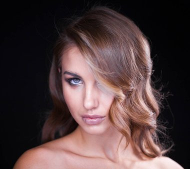 Uzun sarı saçlı güzel model closeup portresi 