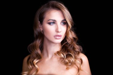 Uzun sarı saçlı güzel model closeup portresi 