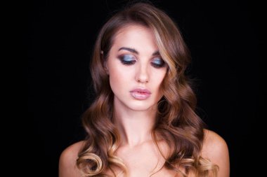 Uzun sarı saçlı güzel model closeup portresi 